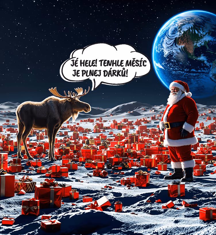 Santa Claus mluví s losem na zasněžené krajině pokryté četnými červenými dárkovými krabičkami, na obloze je vidět Země a v bublině v češtině je napsáno, že měsíc je plný dárků.