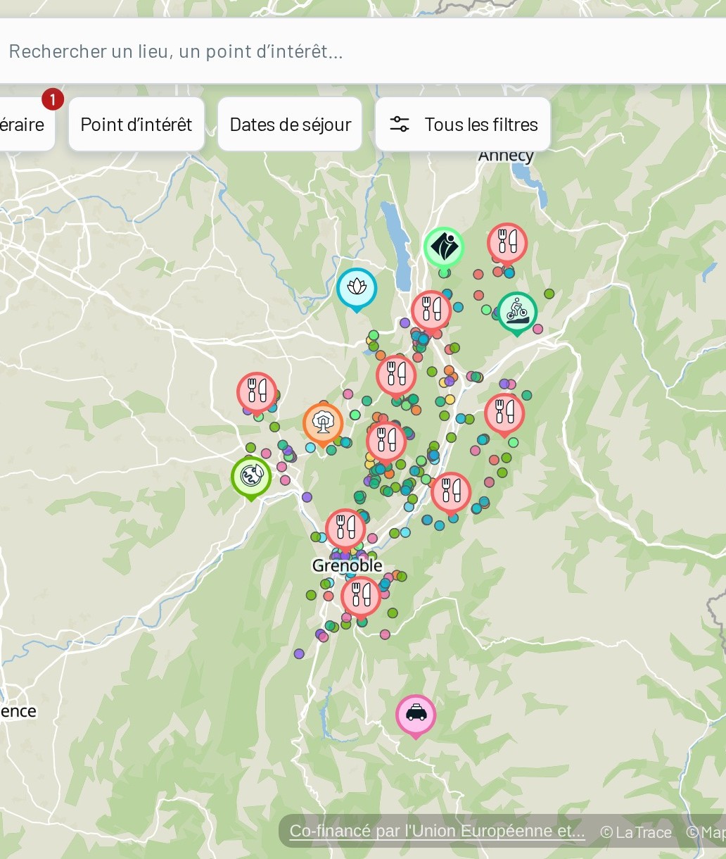 La carte randonnée du massif de Chartreuse sur un téléphone, fiches d'itinéraires et lieux autour du tracé