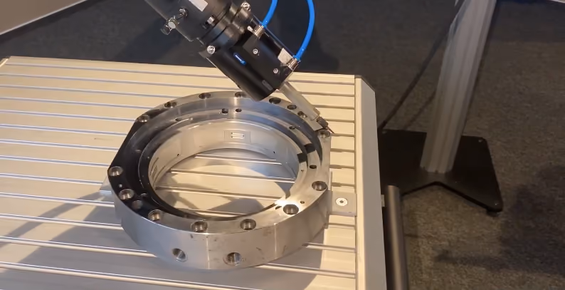 Metallbearbeitungsroboter, die ein Blech schneiden