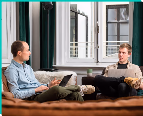 werknemers upshift bezig met het bespreken van een website