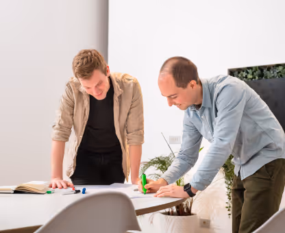 werknemers van upshift die bezig zijn met het design van een website