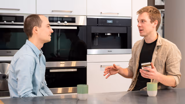 werknemers upshift het bedrijf aan het bespreken