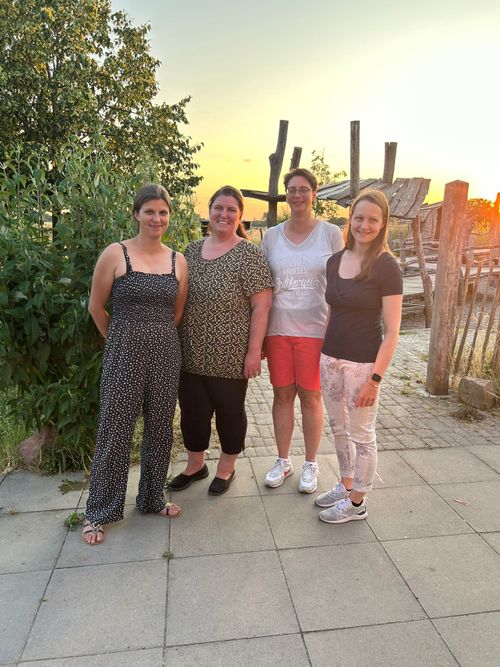 Bild mit 4 Vorstandsmitgliedern auf dem Begegnungshof.