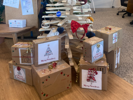 Des cadeaux de Noël à destination des sans-abris, préparés par les WeFiiTers