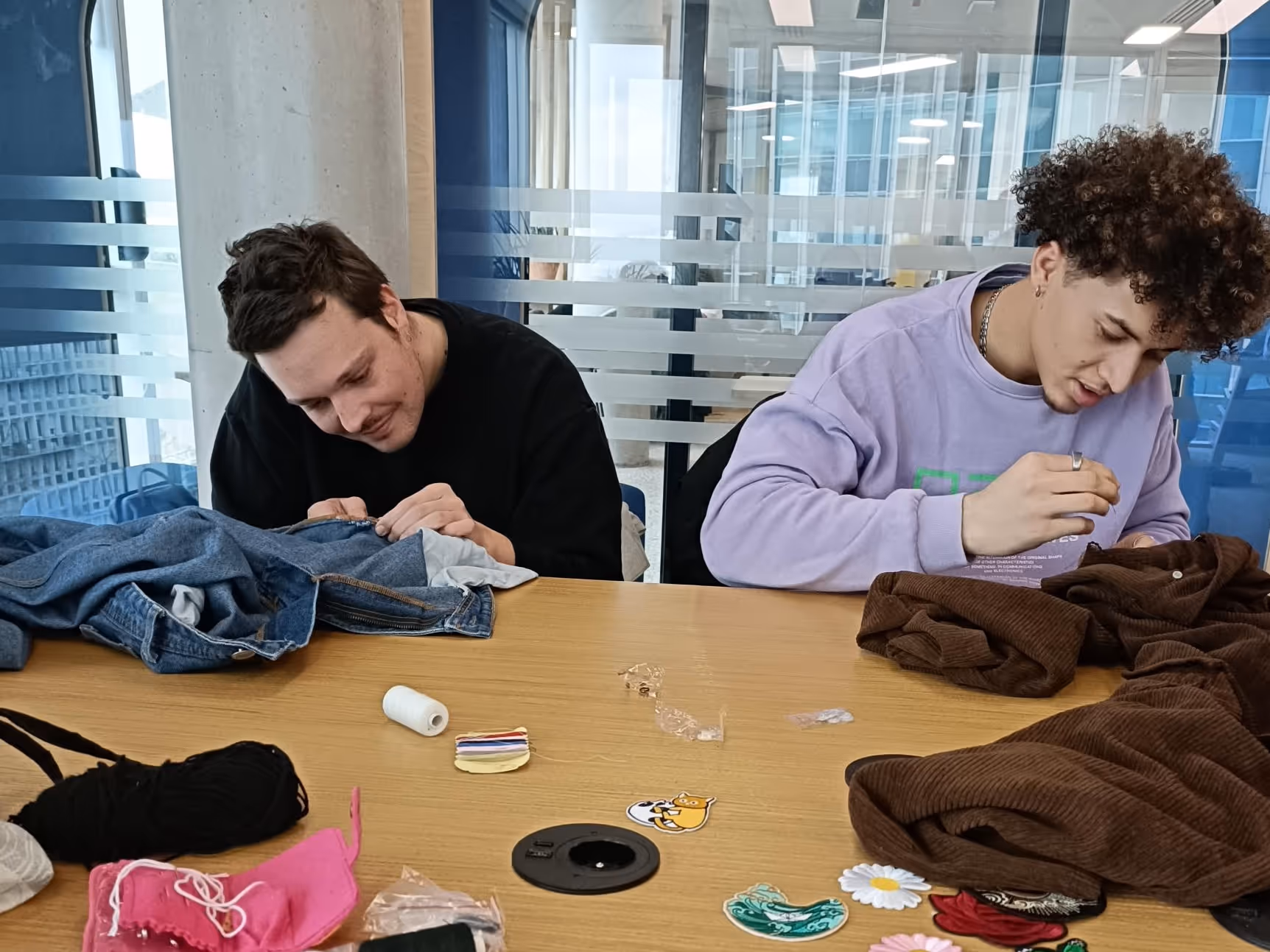 Deux consultants WeFiiT réparent des vêtements abimés