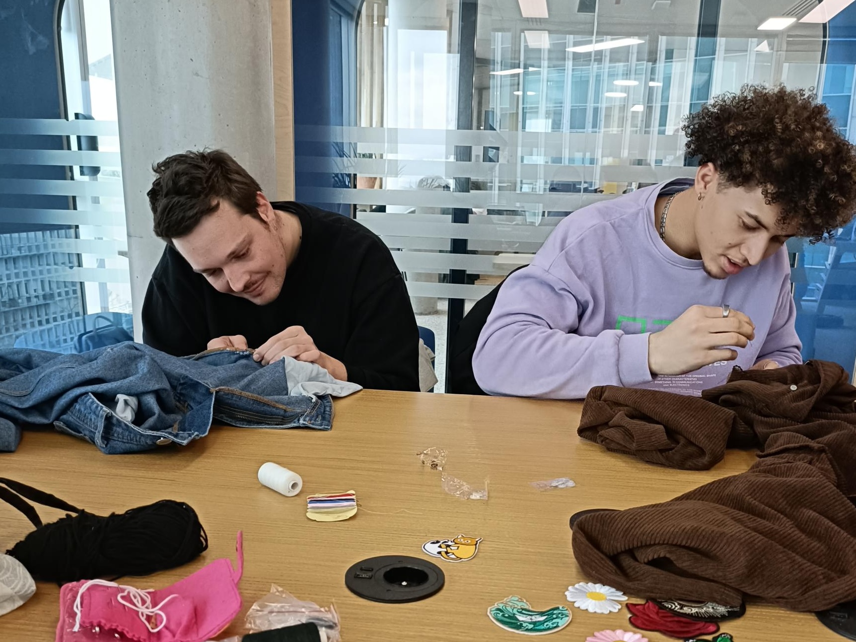 Deux consultants WeFiiT réparent des vêtements abimés