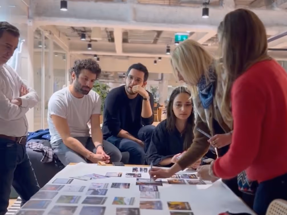 L'équipe WeFiiT en train de réfléchir à sa fresque du climat
