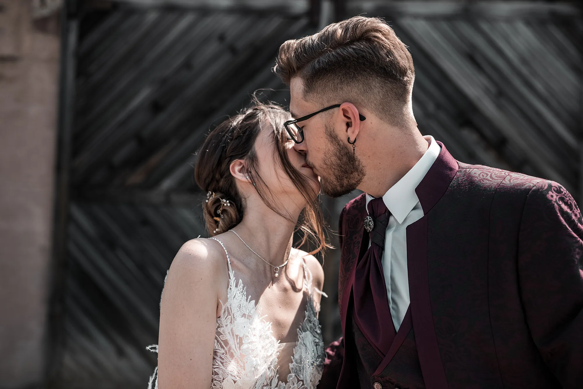 Bräutigam küsst seine Braut liebevoll während ihrer Hochzeit in Strasbourg, Frankreich.