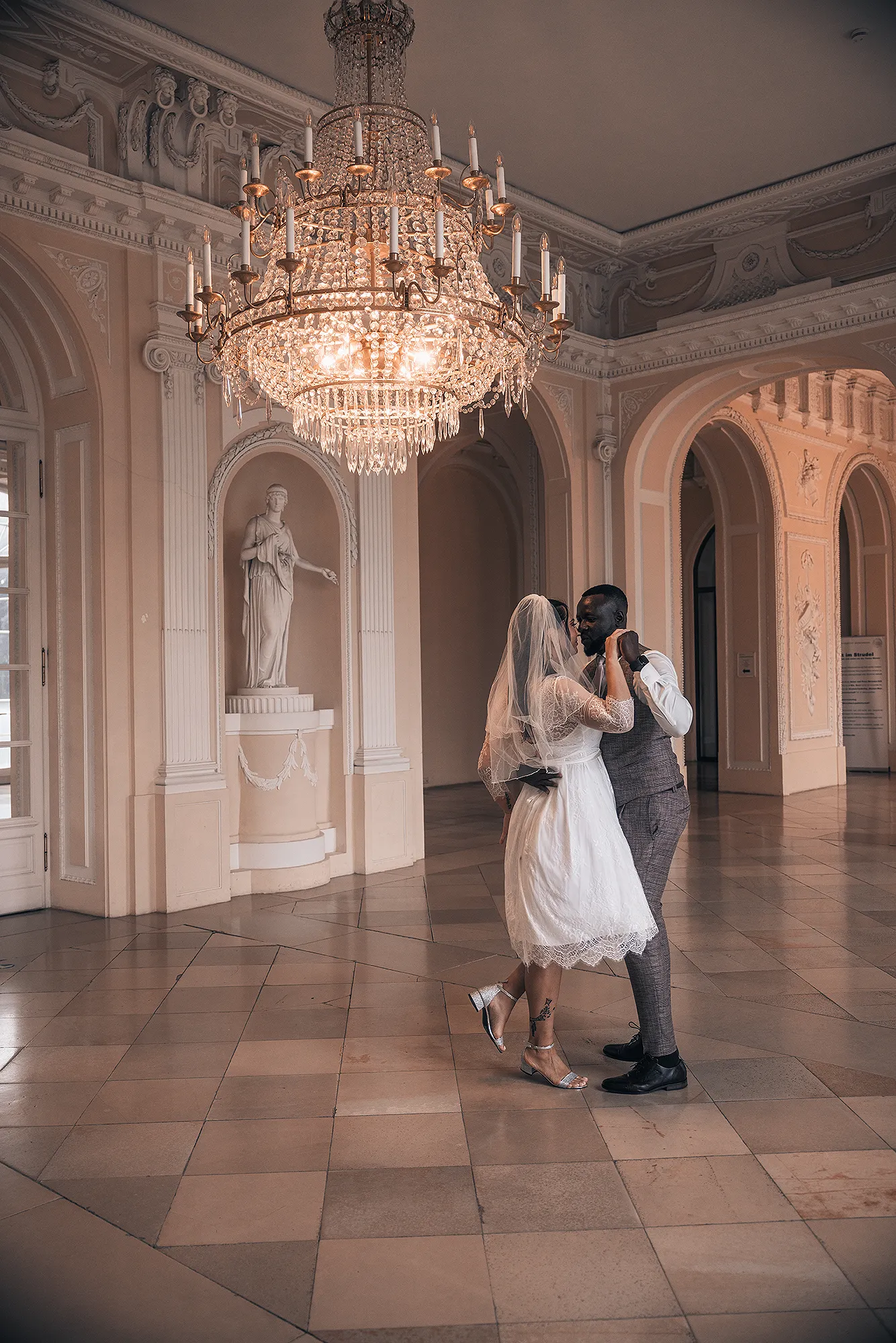 Brautpaar tanzt in einem Ballsaal eines Schlosses und küsst sich dabei, fotografiert von Captured Hearts - Hochzeitsfotograf Stuttgart