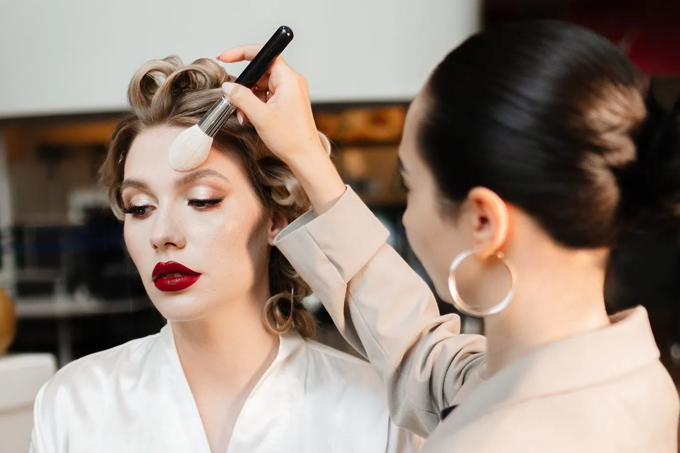 Brautstyling - Makeup-Artist schminkt Braut vor der Hochzeit