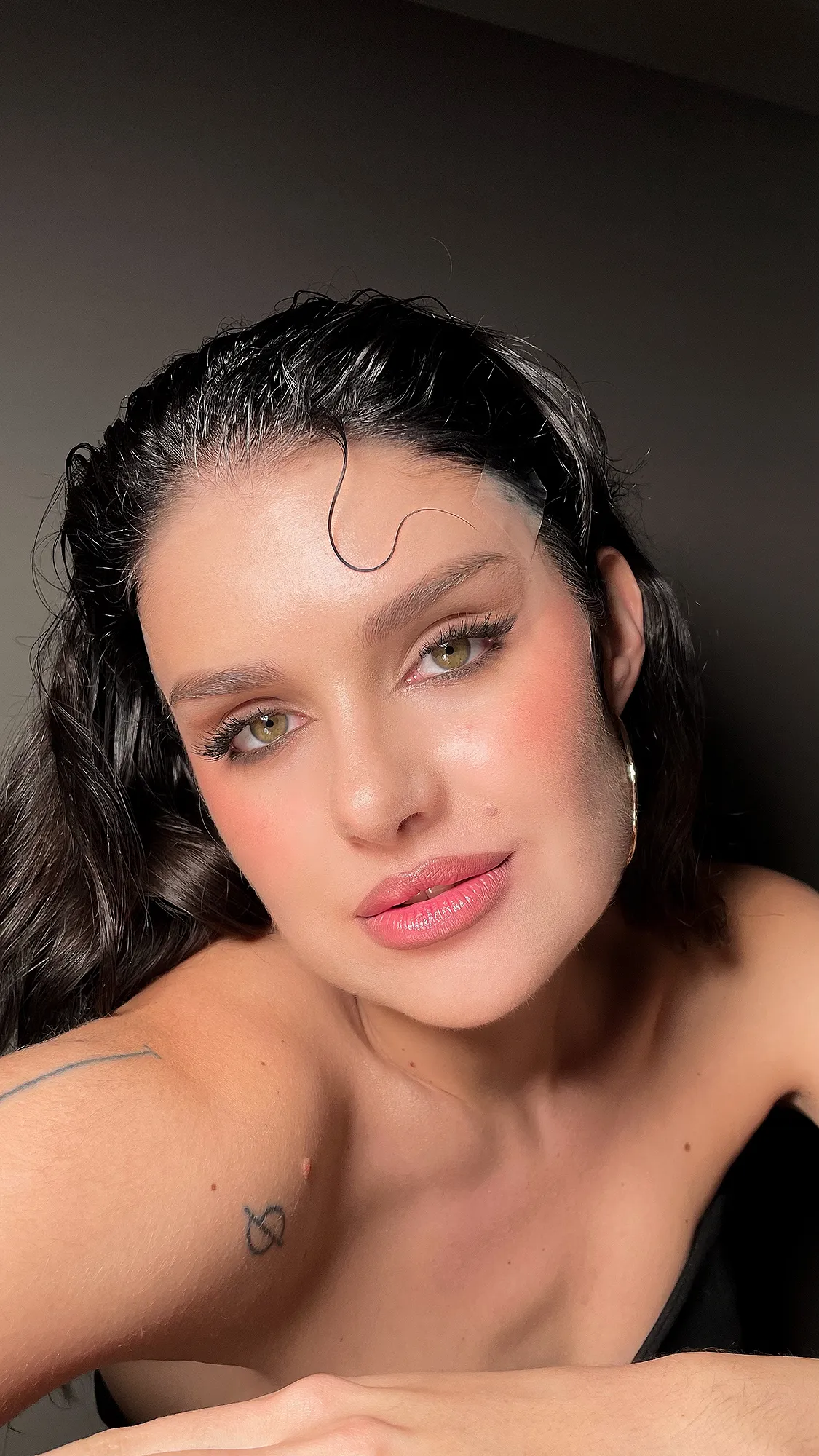 Braut mit glamourösem Make-up und feuchtem Haar-Look