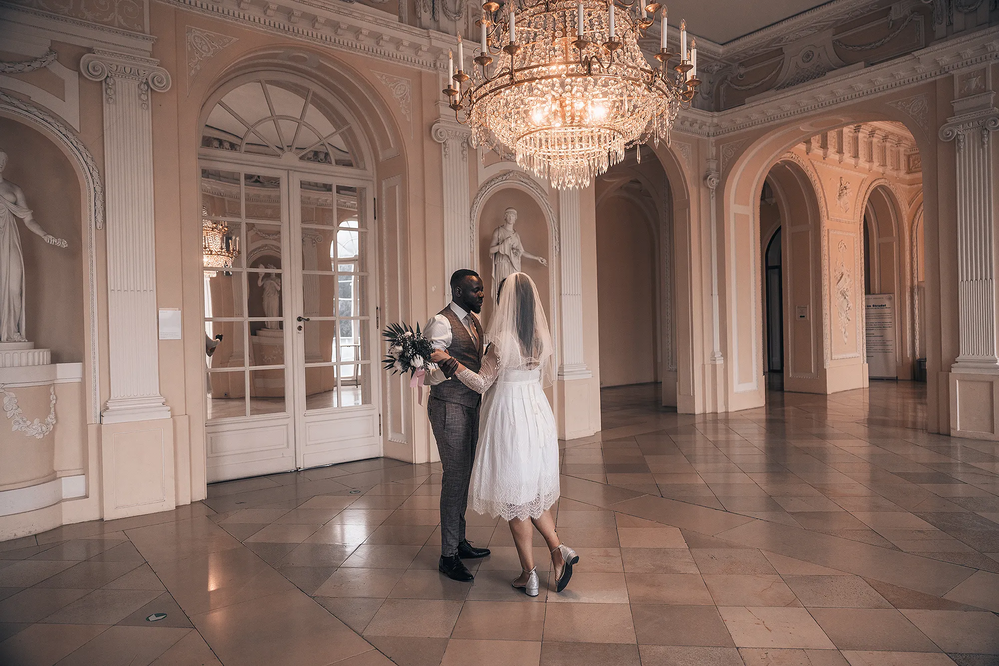 Brautpaar tanzt in elegantem Saal, fotografiert von Captured Hearts - Hochzeitsfotograf Stuttgart