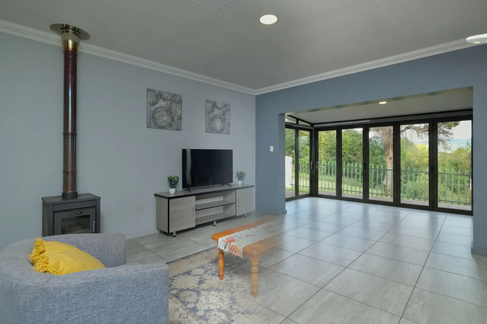 How to Use AI for Automated Furniture Removal in Real Estate Photography