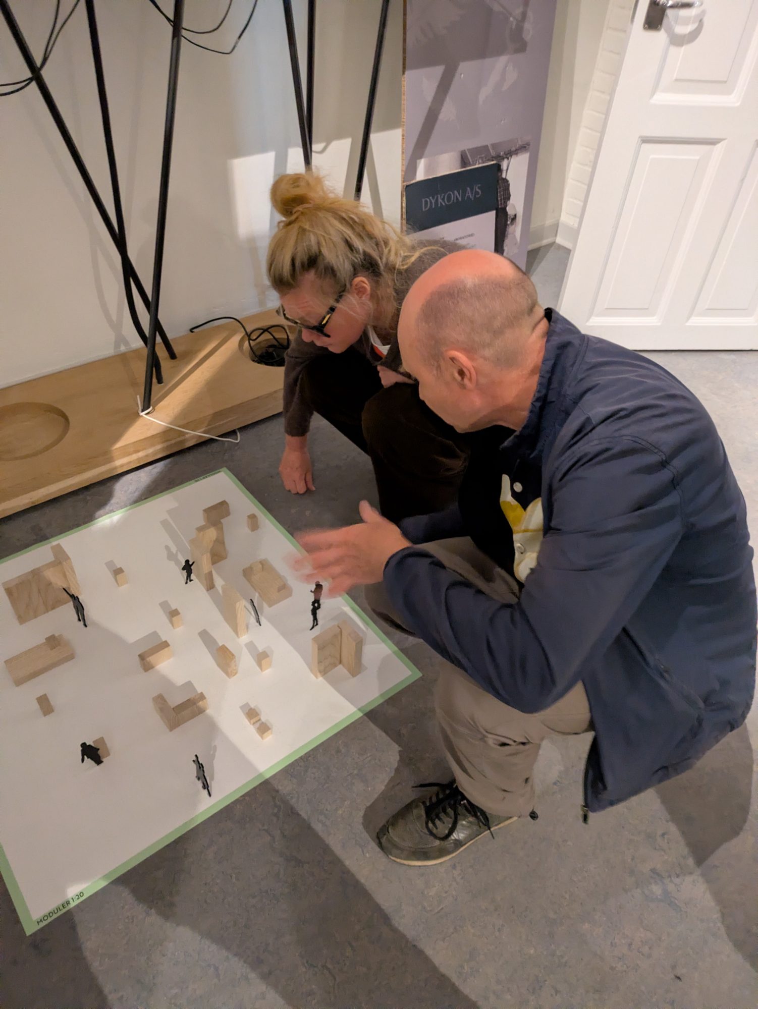 Workshop: museumsfolk arbejder med modeller i 1:20 på gulvet