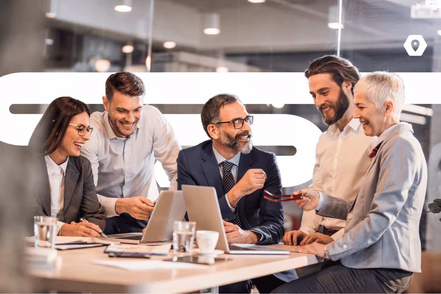 Équipe autour de la table de bureau