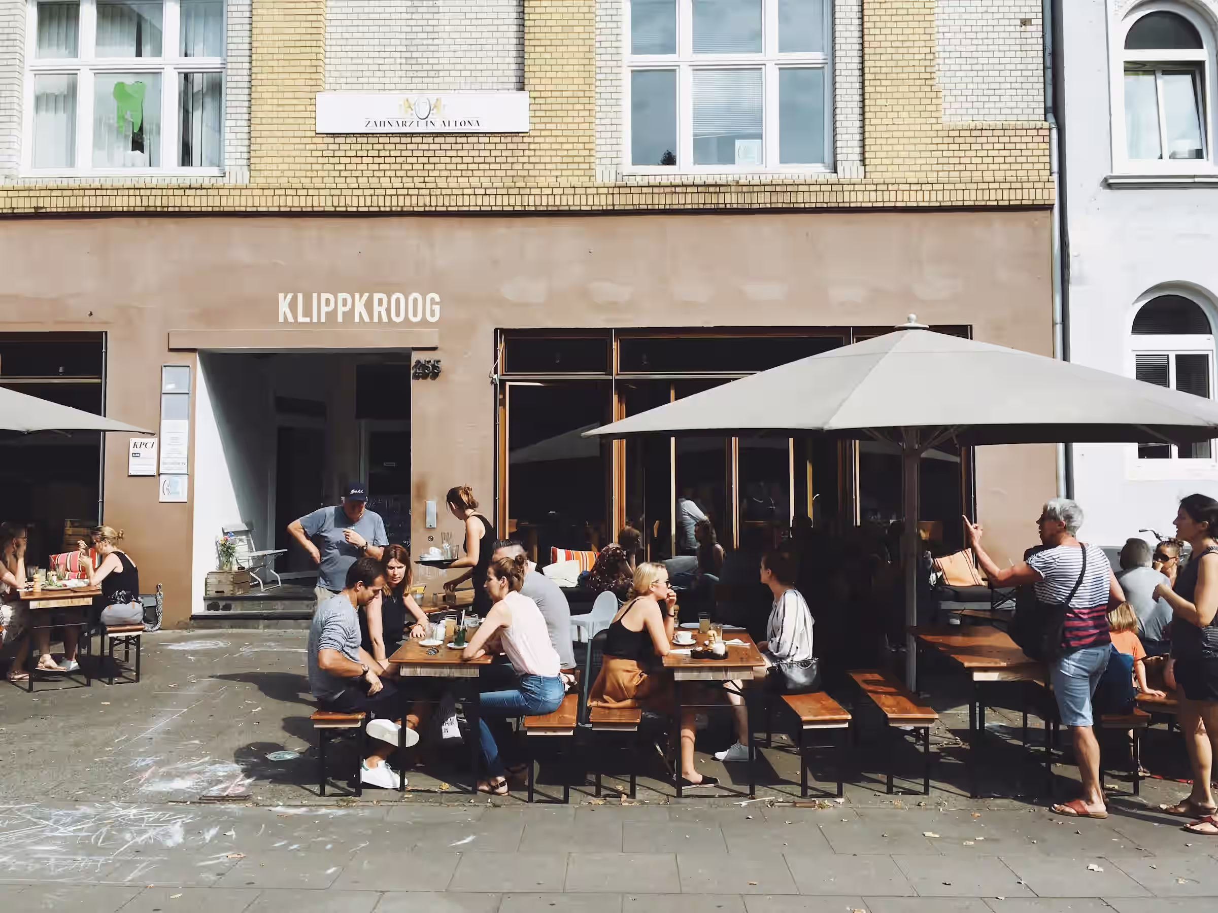 Crowd in a coffee shop in Hamburg, Germany