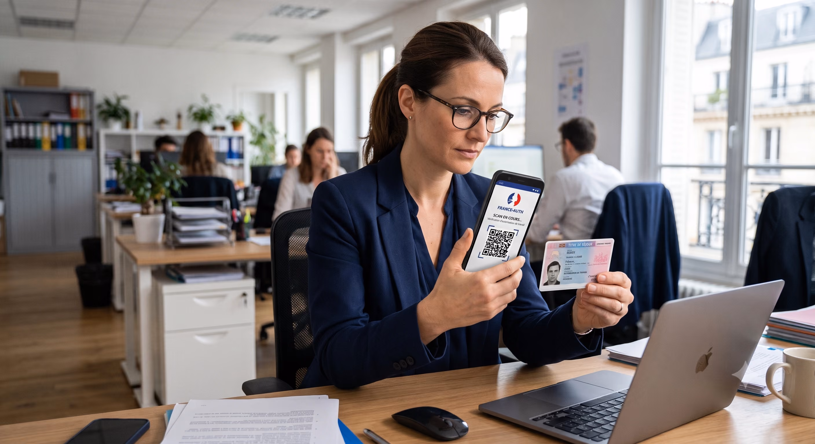 Un responsable des ressources humaines scanne le code QR d'un titre de séjour français à l'aide de l'application France-Auth afin de vérifier l'autorisation de travail