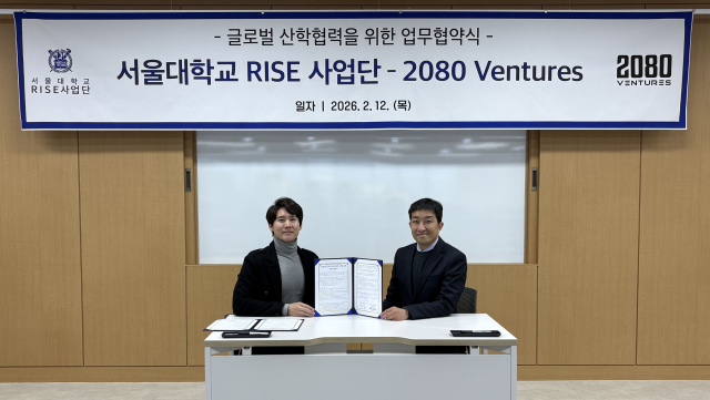 Representatives of SNU RISE and 2080 Ventures at the agreement ceremony.
