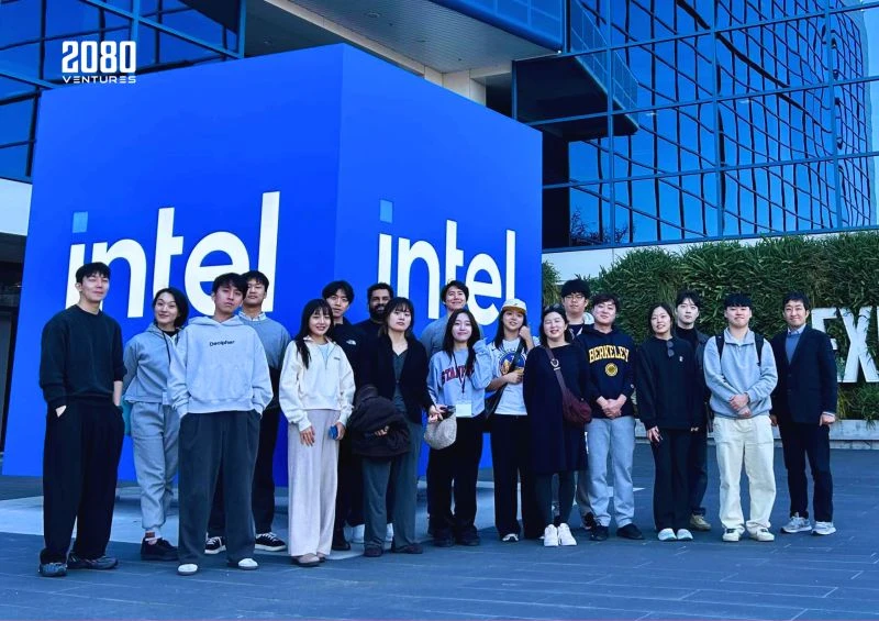 SNU programme participants visiting the Intel campus.