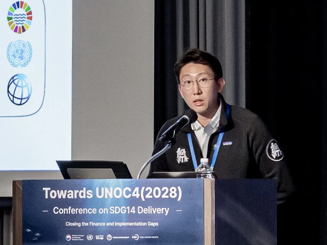 AGAVITA founder Ki-seok Kim presenting on smart aquaculture and sustainable fisheries at a marine finance forum in Busan.