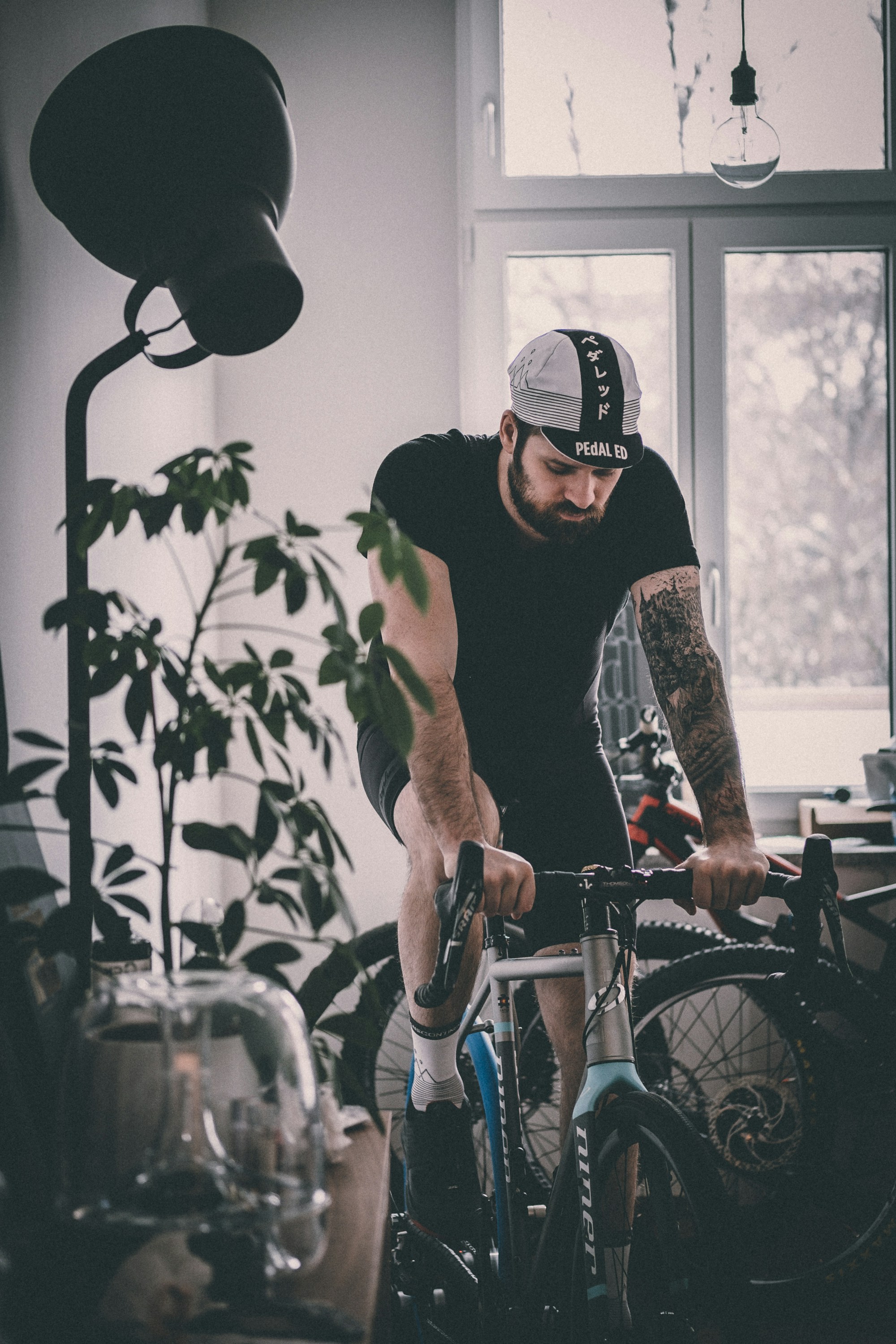 Cycliste sur une base d’entraînement lors d’un positionnement de vélo
