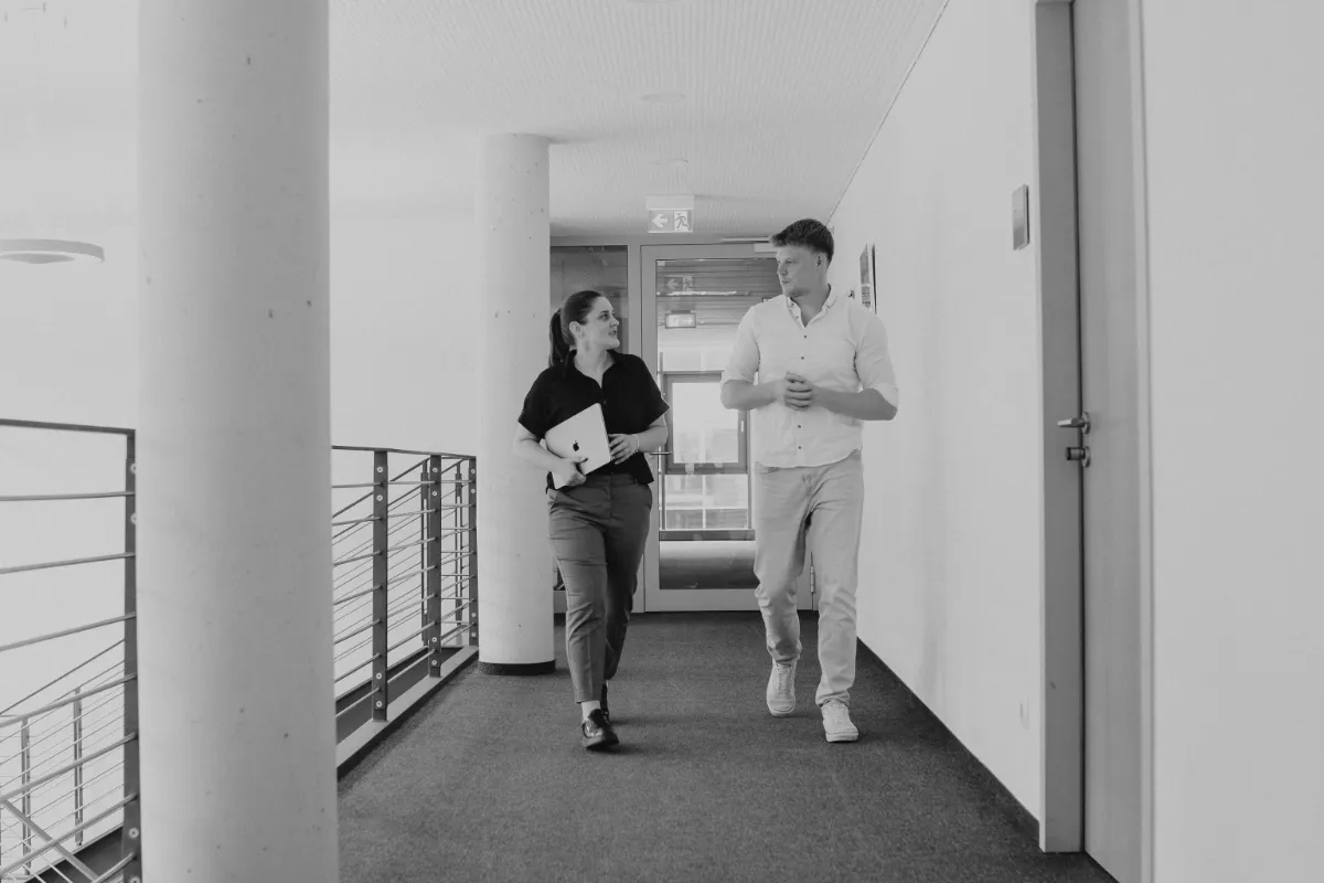 Two ivoflow employees talking while walking through the office in Koblenz