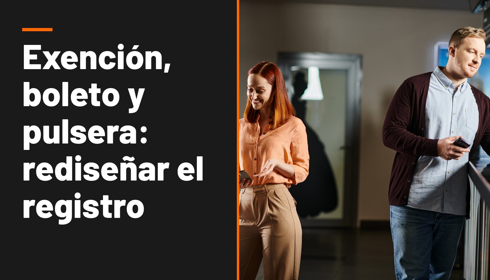 Tarjeta de título que dice Exención, boleto y pulsera: rediseñar el registro, junto a una foto de dos huéspedes con sus teléfonos en la mano al llegar al mostrador de recepción de un local.