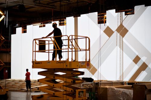 Created for the annual summit of Danish Energy, the massive installation consists of an irregular screen for 3D mapped animations that adds a dynamic and playful dimension to the conference.