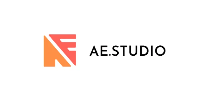 Virksomhedslogoet for "AE.STUDIO" i sort tekst ved siden af et abstrakt firkantet ikon i nuancer af orange og rød.