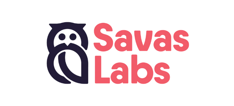 Das Logo von Savas Labs zeigt eine dunkelviolette, minimalistische Eulenfigur neben dem Firmennamen in einer korallenrosa serifenlosen Schriftart.