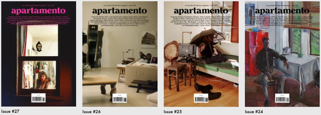 Eine nebeneinanderliegende Darstellung von vier Titelseiten des Magazins „apartamento“, die von links nach rechts die Ausgaben 27 bis 24 zeigen. Die Cover zeigen verschiedene eklektische Innenszenen, darunter einen eingerahmten Blick durch ein Fenster, ein Wohnzimmer mit einer auf einem Sofa ruhenden Person, eine Person, die drinnen einen geöffneten Regenschirm hält, sowie ein gemaltes Innenporträt.