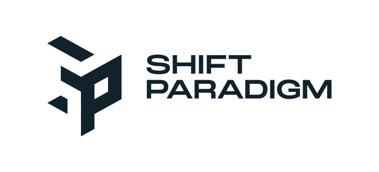 Firmenlogo für Shift Paradigm, bestehend aus einem dunkelgrauen, 3D-isometrischen Monogramm der Buchstaben S und P neben dem Markennamen in einer fettgedruckten, modernen serifenlosen Schriftart auf weißem Hintergrund.
