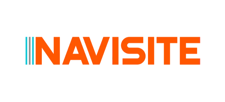 Navisite-Logo mit dem Unternehmensnamen in fettgedruckten, orangefarbenen Großbuchstaben, links davon vier dünne vertikale Linien in Cyan und Grau.
