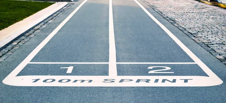 Ligne de départ d'un 100 m, couloirs 1 et 2 : une image des pratiques agiles du cycle de développement.