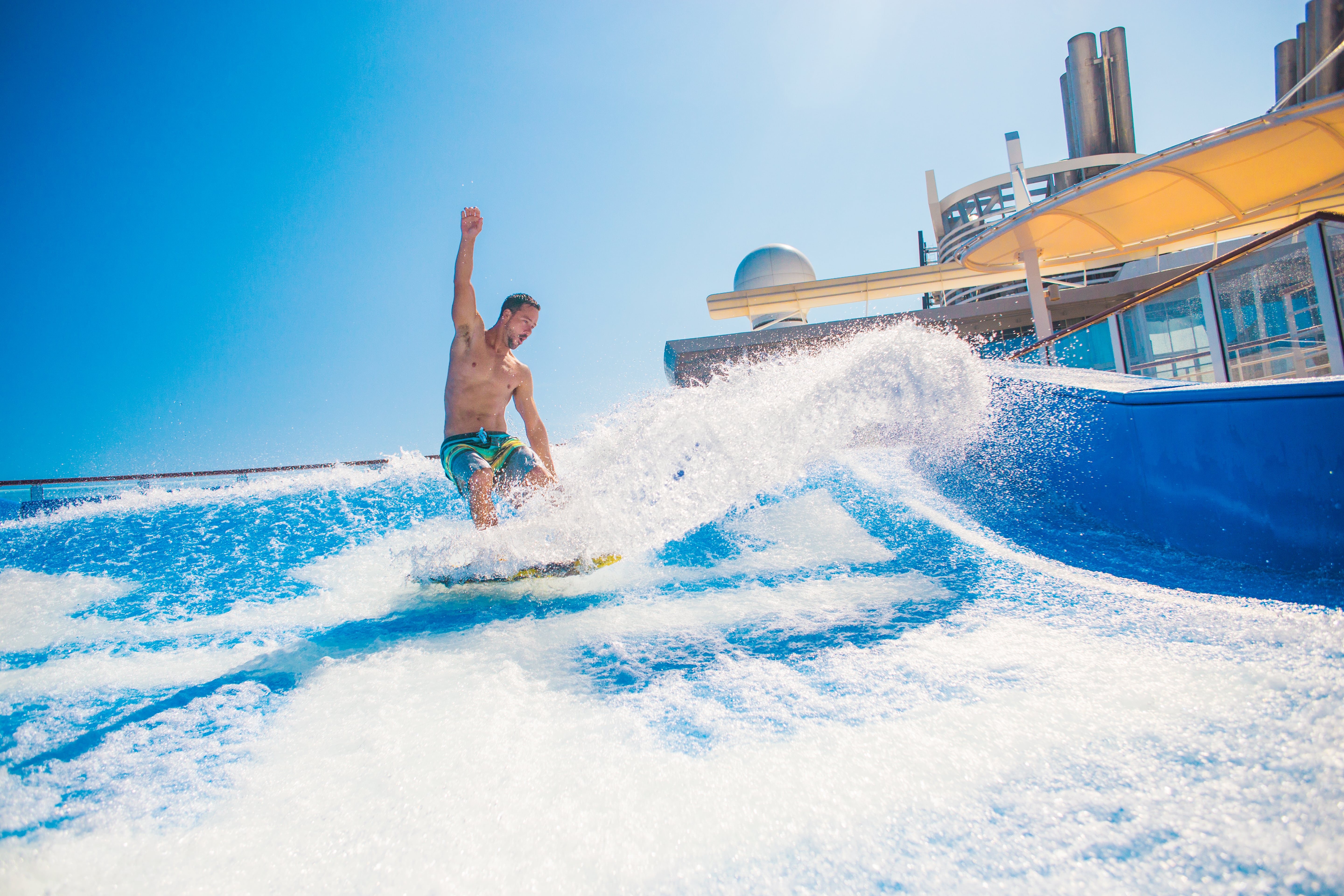 Lær deg å surfe om bord. Foto: Royal Caribbean