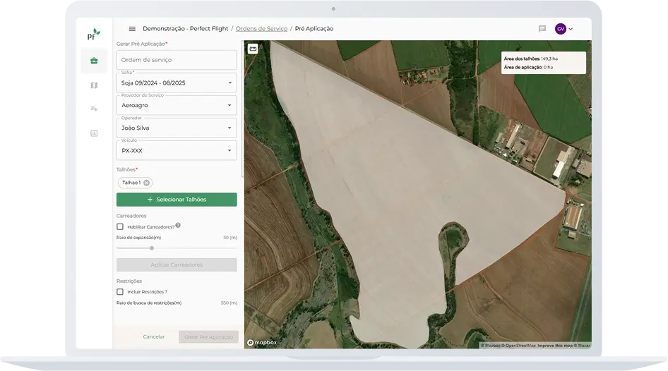Um painel de software de planejamento de pulverização agrícola exibido em um monitor mostra, à esquerda, o formulário de criação de uma ordem de serviço para a safra de soja 09/2024–08/2025, com campos para prestador de serviço (Aerocargo), operador (João Silva), aeronave (PX-XXX), seleção de talhões, carregadores e restrições com raios configuráveis; à direita, um mapa de satélite com o limite de um grande talhão em tons de marrom e verde e, no canto superior, indicadores de área total de 104,3 ha e área de aplicação em 0 ha.