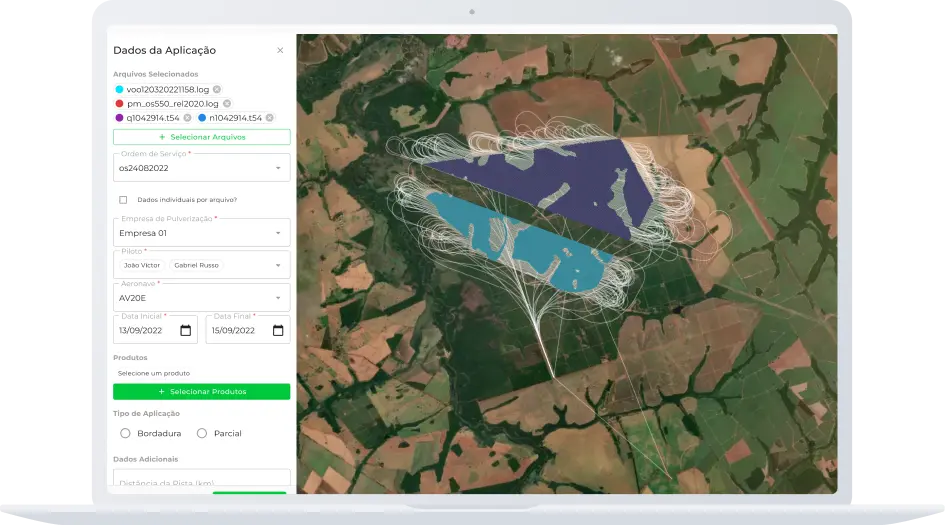 Tela de mapeamento do Perfect Flight exibindo, ao fundo, uma imagem aérea de áreas agrícolas em tons de verde e marrom, com dois grandes polígonos sobrepostos em azul e azul‑escuro indicando zonas de aplicação e linhas brancas representando rotas de voo; à esquerda, o painel “Dados da Aplicação” lista arquivos de log selecionados, ordem de serviço os242042022, empresa de pulverização “Empresa 01”, piloto Gabriel Russo, aeronave AV20E, período de 13/09/2022 a 15/09/2022, seleção de produtos, tipo de aplicação (bordadura ou parcial) e campos para dados adicionais.