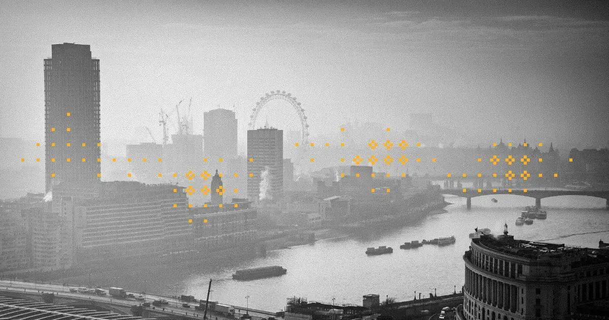 Ein nebliges Foto von London mit Blick über einen Fluss in Richtung Innenstadt mit dekorativen gelben Pixelglyphen über der Skyline.