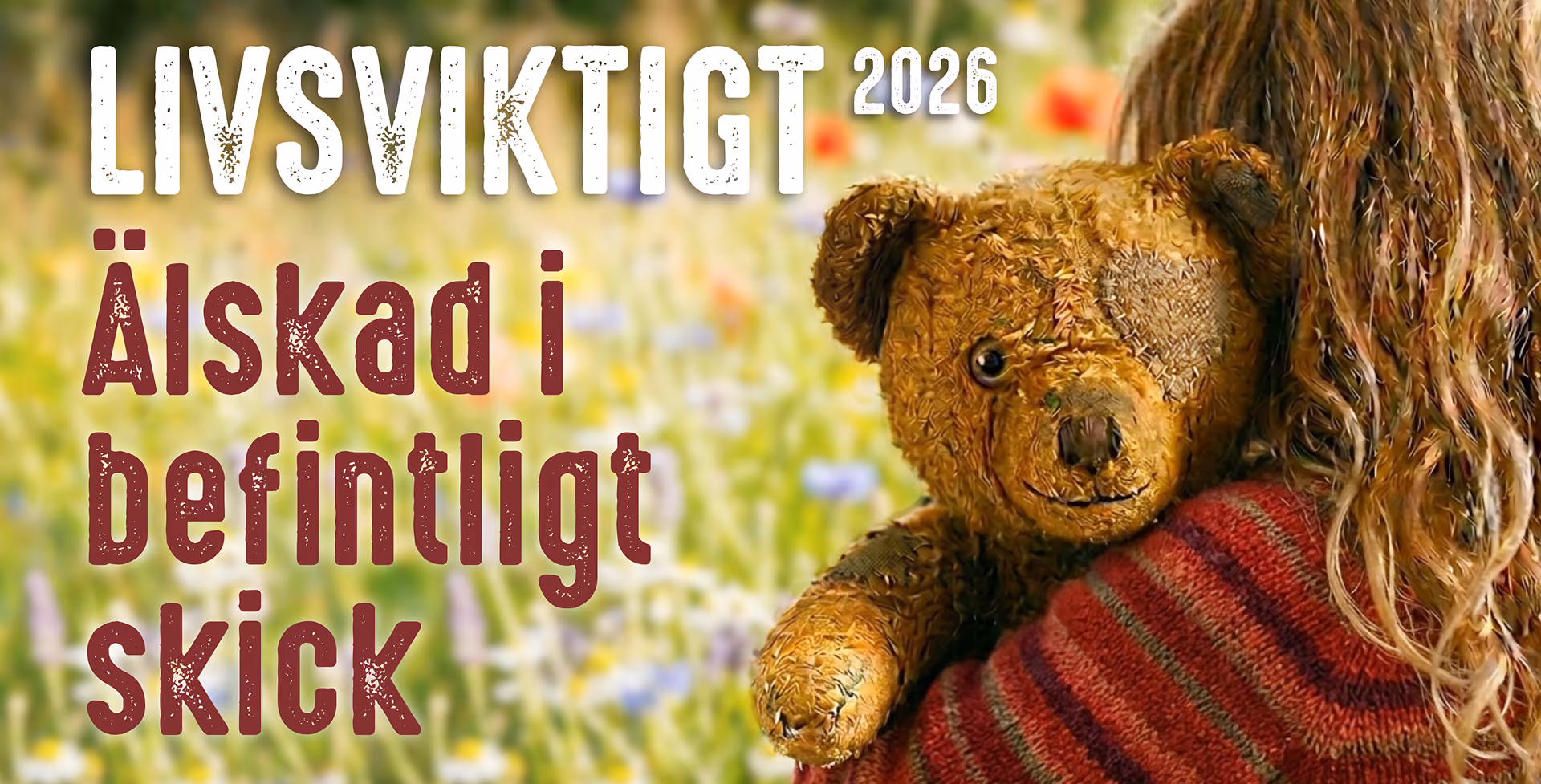 Flicka med lockigt hår håller en sliten teddybjörn