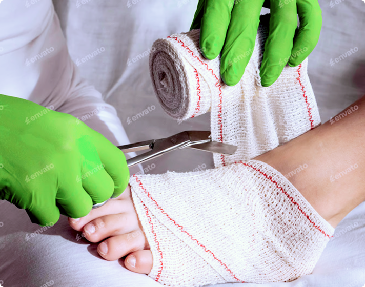 Ein ältere Dame wird von einer Pflegerin begleitet.