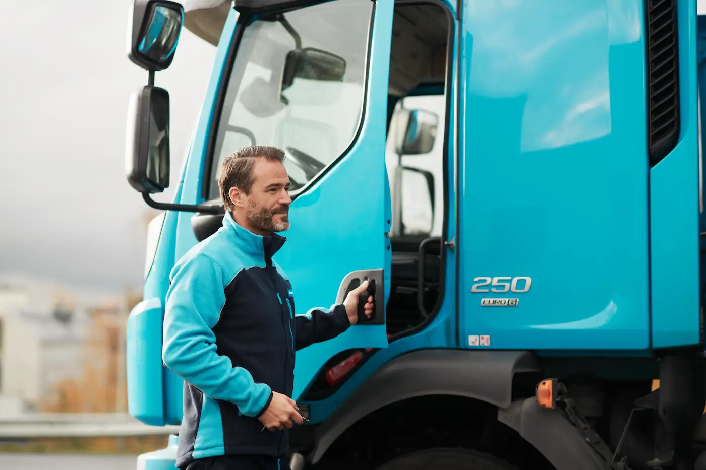 PostNordin kuski noutaa lähetystä yritykseltä.