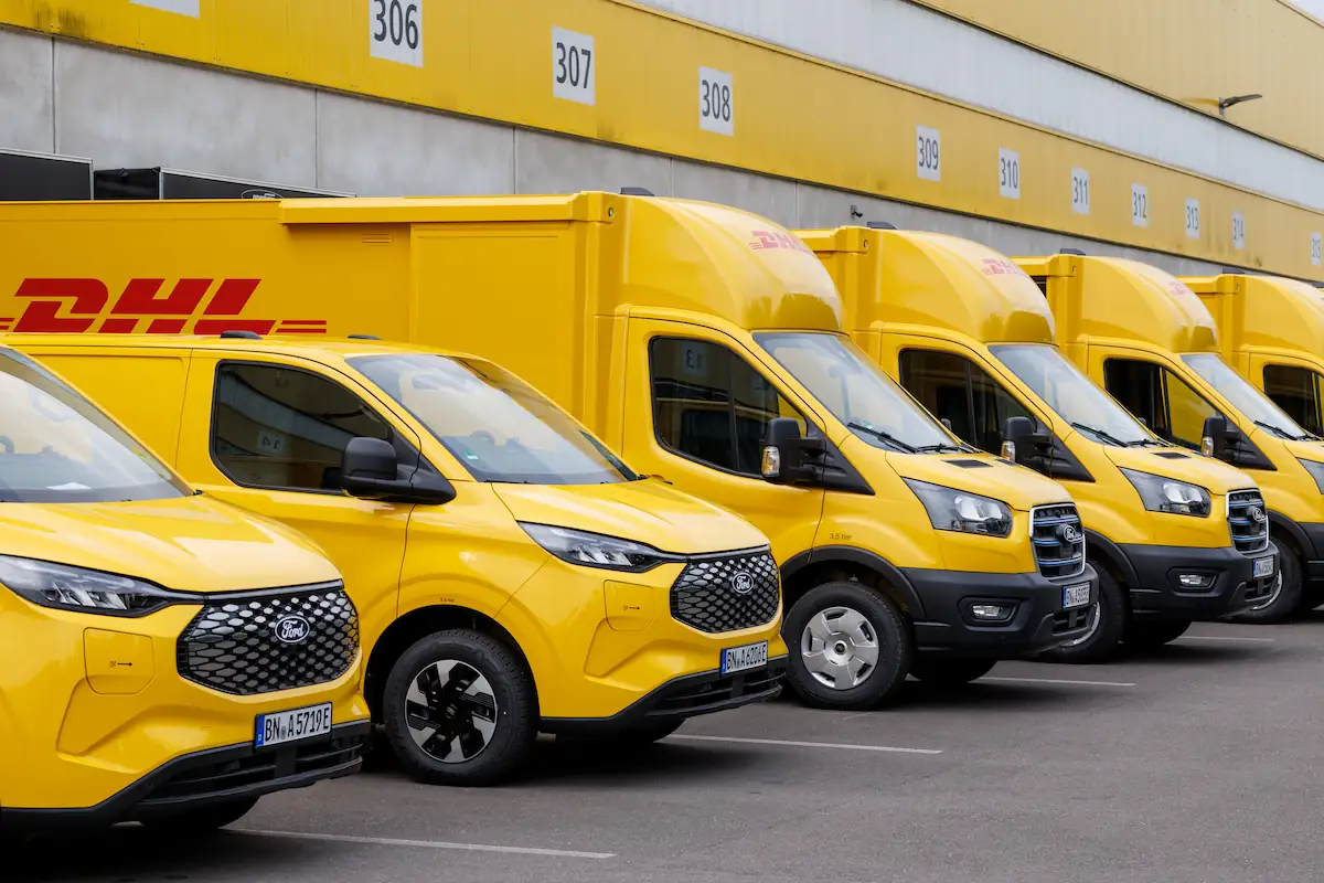 DHL:n ajoneuvoja ja DHL:n logo.