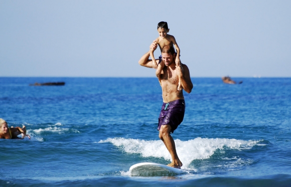 family-surfing-th