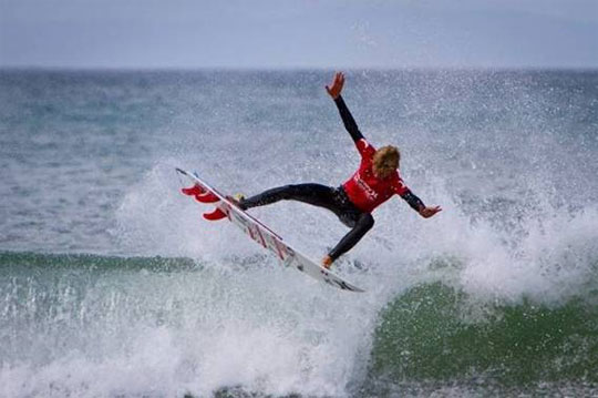 Matt McGillivray (EP) takes to the air on his way to one of the highest heat scores of the opening day in the Hurley SA Junior Champs at Jeffreys Bay  Photo: Hurley / Roy Harley