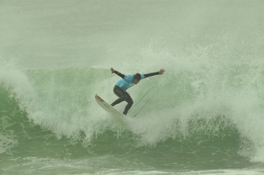Travis Logie put up a good fight against Jordy Smith, landing several big free-fall floaters and of the top snaps - Photo: Paul van Jaarsveld
