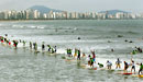 Brazils record breaking wave in 2007 was 78 surfers. Photo: Fotocom / Marcio Rodrigues 