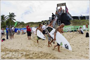 Bobby Martinez walks with his compatriots down the beach. Photo: ASP / Kirsten Scholtz