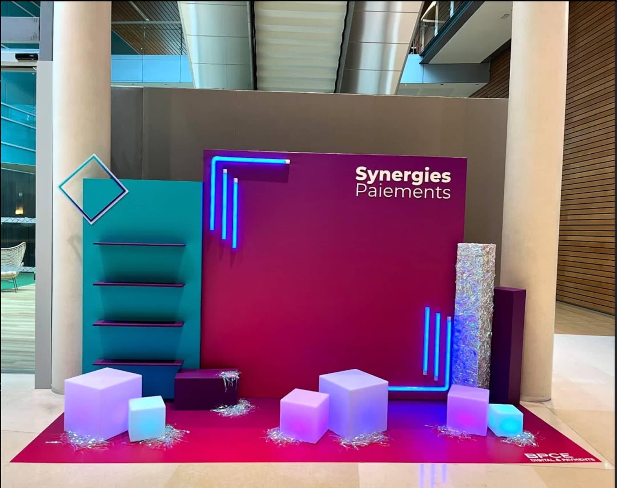 Découvrez notre réalisation pour l'événement "Synergies Paiements" de BPCE, avec une scénographie audacieuse et un photobooth IA.
