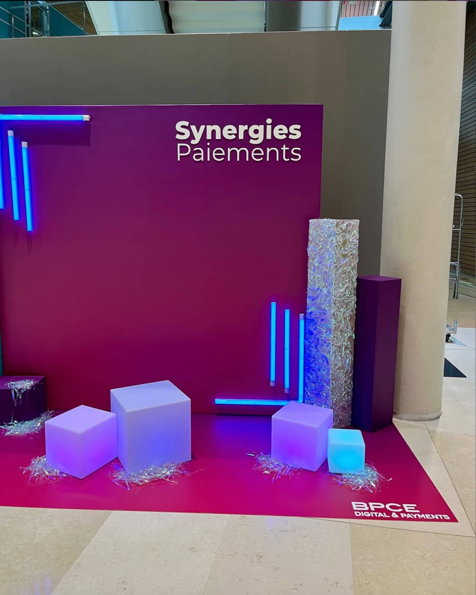 Découvrez notre réalisation pour l'événement "Synergies Paiements" de BPCE, avec une scénographie audacieuse et un photobooth IA.