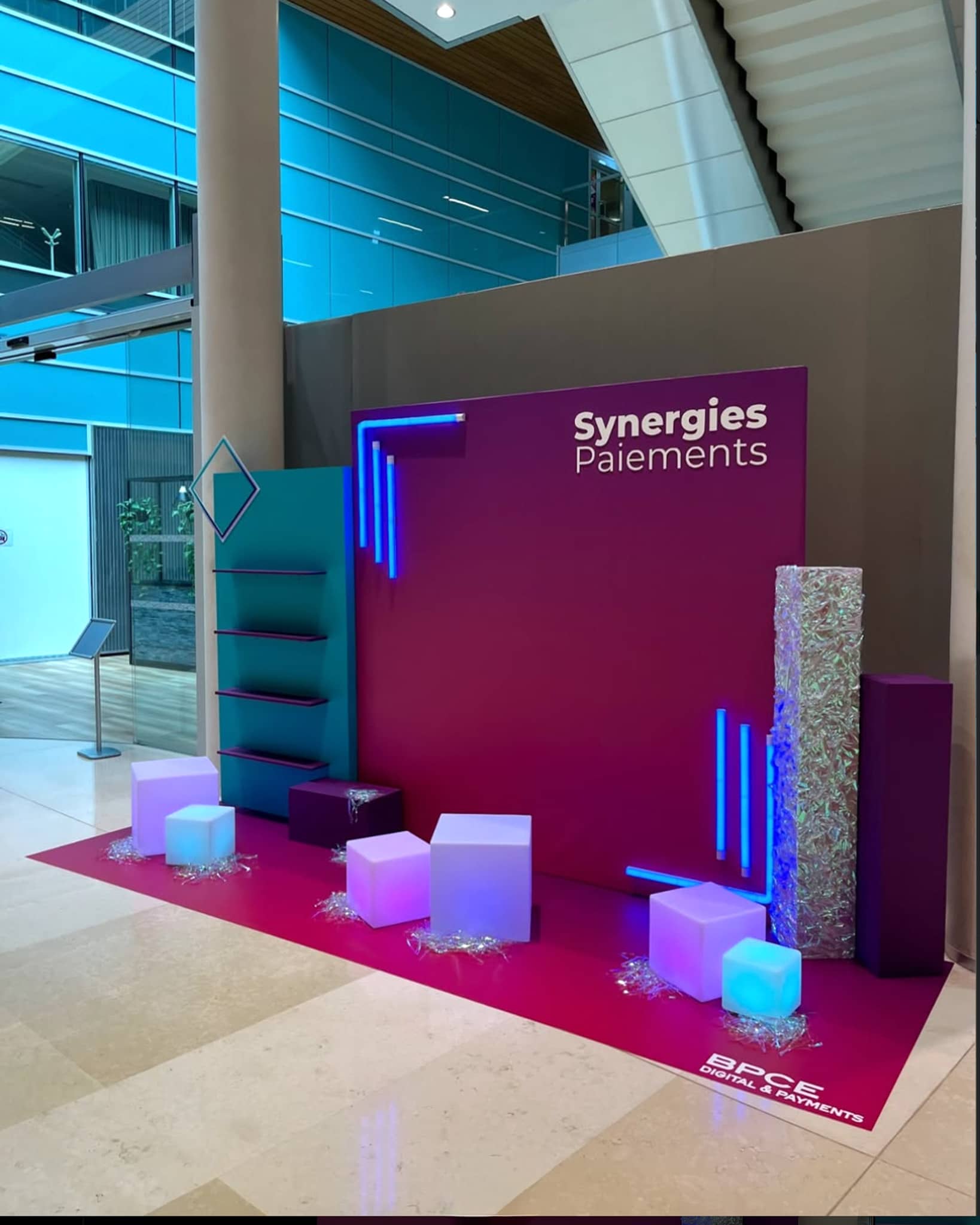 Découvrez notre réalisation pour l'événement "Synergies Paiements" de BPCE, avec une scénographie audacieuse et un photobooth IA.
